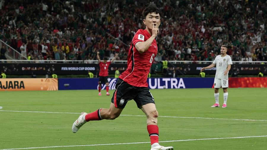 Hwang In-beom merayakan gol pertama untuk South Korea national football team saat menghadapi Czech Republic national football team pada laga Grup A FIFA World Cup 2026 di Estadio Guadalajara, Kamis (11/6/2026).