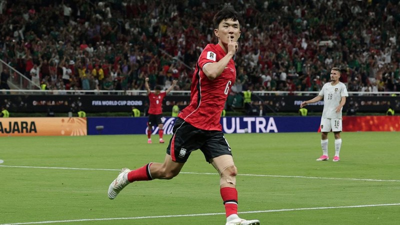 Hwang In-beom merayakan gol pertama untuk South Korea national football team saat menghadapi Czech Republic national football team pada laga Grup A FIFA World Cup 2026 di Estadio Guadalajara, Kamis (11/6/2026).