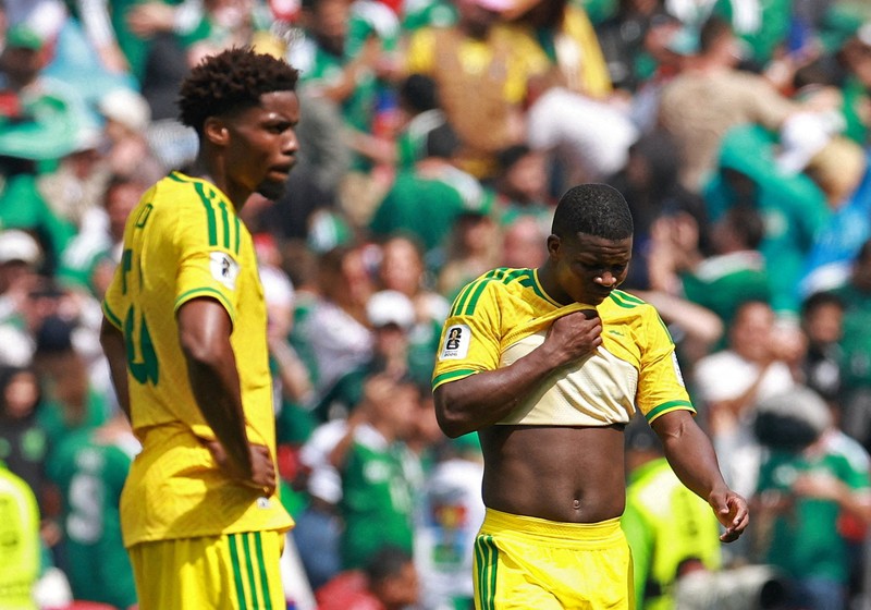Sepak Bola - Piala Dunia FIFA 2026 - Grup A - Meksiko vs Afrika Selatan - Estadio Azteca, Mexico City, Meksiko - 11 Juni 2026. Julian Quinones dari Meksiko merayakan gol pertamanya bersama rekan-rekan setimnya. (REUTERS/Kai Pfaffenbach)