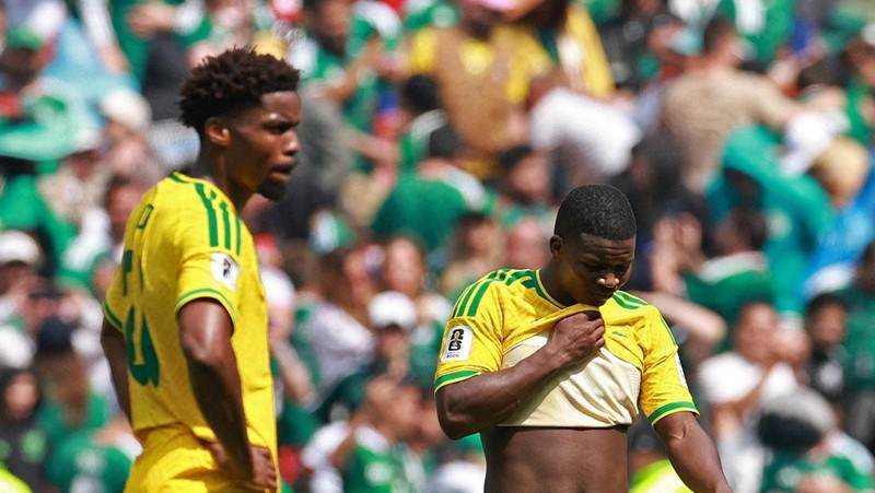 Ime Okon dan Mbekezeli Mbokazi dari South Africa national football team tampak kecewa usai pertandingan melawan Mexico national football team pada laga Grup A FIFA World Cup 2026 di Estadio Azteca, Kamis (11/6/2026).