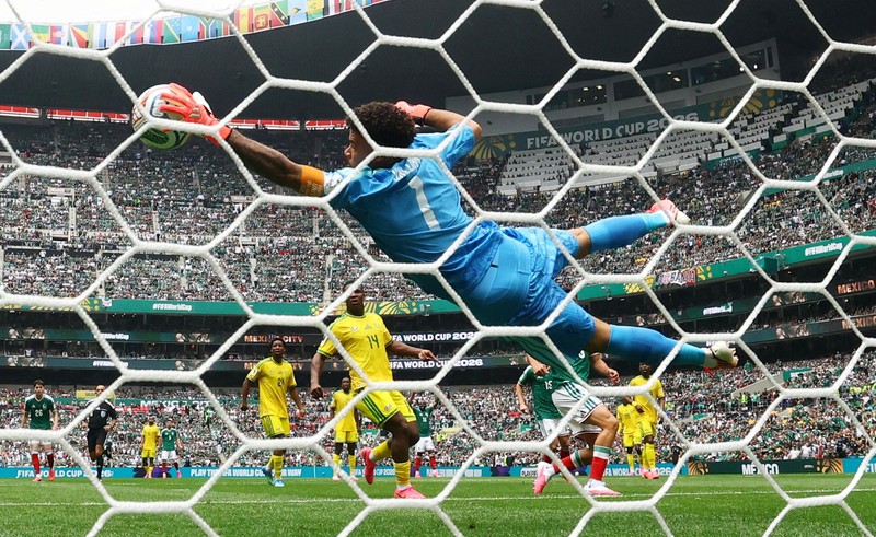 Sepak Bola - Piala Dunia FIFA 2026 - Grup A - Meksiko vs Afrika Selatan - Estadio Azteca, Mexico City, Meksiko - 11 Juni 2026. Julian Quinones dari Meksiko merayakan gol pertamanya bersama rekan-rekan setimnya. (REUTERS/Kai Pfaffenbach)