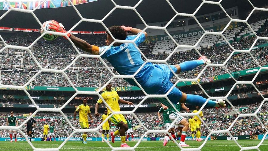 Kiper South Africa national football team, Ronwen Williams, melakukan penyelamatan saat menghadapi Mexico national football team pada laga Grup A FIFA World Cup 2026 di Estadio Azteca, Kamis (11/6/2026).
