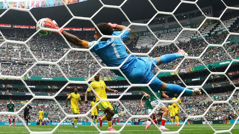 Kiper South Africa national football team, Ronwen Williams, melakukan penyelamatan saat menghadapi Mexico national football team pada laga Grup A FIFA World Cup 2026 di Estadio Azteca, Kamis (11/6/2026).