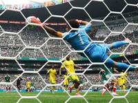 Kiper South Africa national football team, Ronwen Williams, melakukan penyelamatan saat menghadapi Mexico national football team pada laga Grup A FIFA World Cup 2026 di Estadio Azteca, Kamis (11/6/2026). (REUTERS/Kai Pfaffenbach)