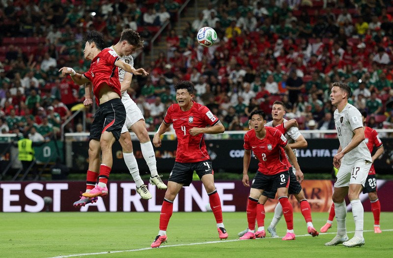 Para pemain South Korea national football team bertepuk tangan kepada para penggemar usai pertandingan melawan Czech Republic national football team pada laga Grup A FIFA World Cup 2026 di Estadio Guadalajara, Kamis (11/6/2026). (REUTERS/Amanda Perobelli)