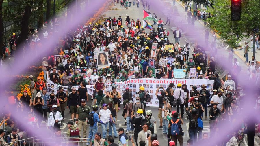 Para anggota kelompok pencarian orang hilang, yang kerabatnya menjadi korban kartel narkoba Meksiko, melakukan protes di dekat Stadion Azteca selama pertandingan pembukaan Piala Dunia FIFA 2026 di Mexico City, Meksiko, 11 Juni 2026.