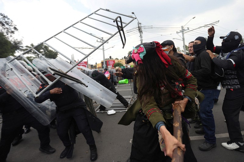 Para petugas polisi berjaga-jaga selama demonstrasi pada hari pertandingan pembukaan Piala Dunia FIFA 2026, di luar Stadion Azteca, di Mexico City, Meksiko, 11 Juni 2026. (REUTERS/Fred Ramos)