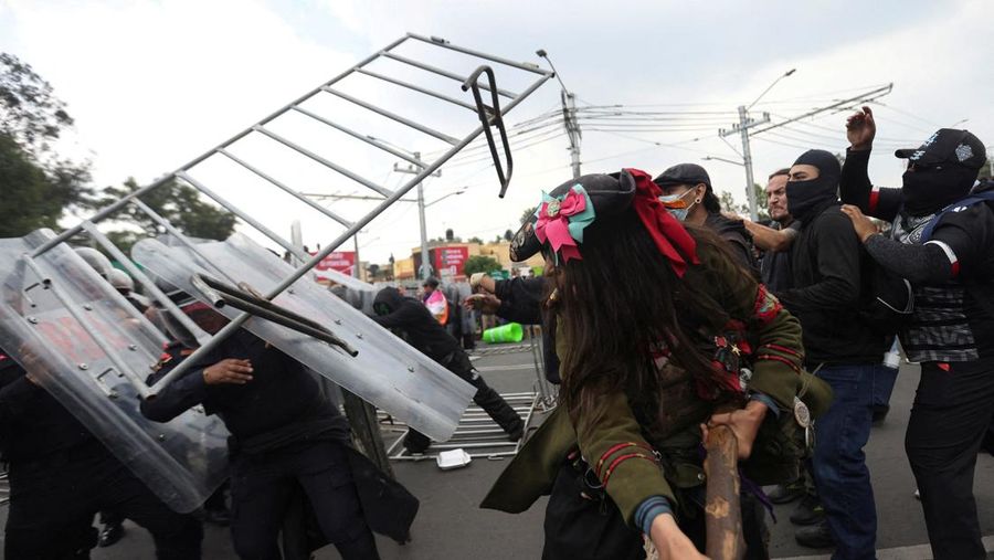 Para demonstran bentrok dengan petugas polisi selama protes pada hari pertandingan pembukaan Piala Dunia FIFA 2026, di dekat Stadion Azteca, di Mexico City, Meksiko, 11 Juni 2026.