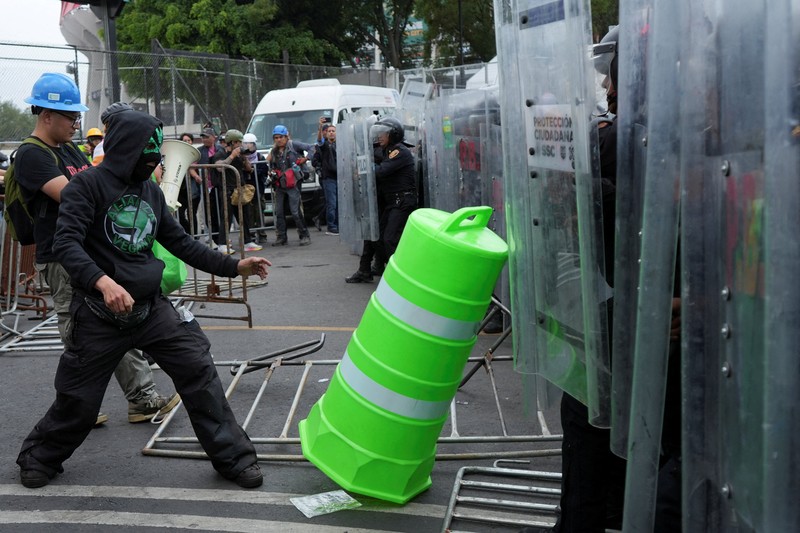 Para petugas polisi berjaga-jaga selama demonstrasi pada hari pertandingan pembukaan Piala Dunia FIFA 2026, di luar Stadion Azteca, di Mexico City, Meksiko, 11 Juni 2026. (REUTERS/Fred Ramos)