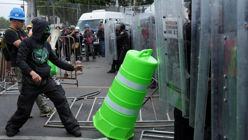 Para demonstran bentrok dengan petugas polisi selama protes pada hari pertandingan pembukaan Piala Dunia FIFA 2026, di dekat Stadion Azteca, di Mexico City, Meksiko, 11 Juni 2026.