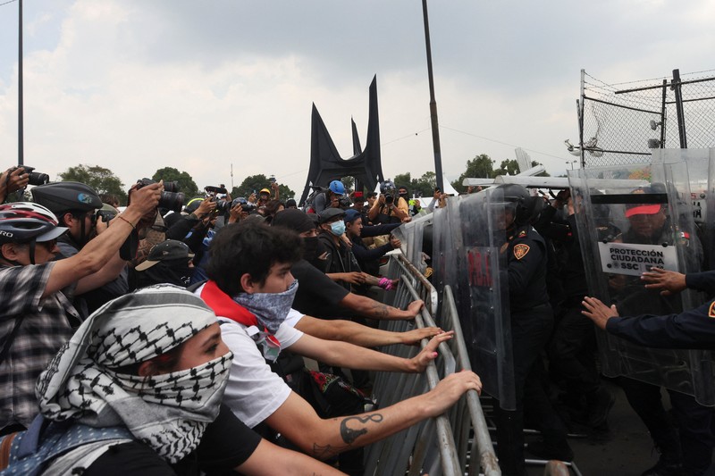Para petugas polisi berjaga-jaga selama demonstrasi pada hari pertandingan pembukaan Piala Dunia FIFA 2026, di luar Stadion Azteca, di Mexico City, Meksiko, 11 Juni 2026. (REUTERS/Fred Ramos)