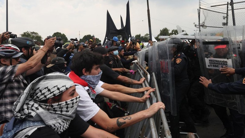 Para demonstran bentrok dengan petugas polisi selama protes pada hari pertandingan pembukaan Piala Dunia FIFA 2026, di dekat Stadion Azteca, di Mexico City, Meksiko, 11 Juni 2026.