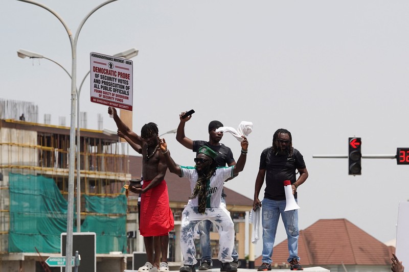 Para demonstran melakukan unjuk rasa memperingati Hari Demokrasi di Abuja, Nigeria, Jumat (12/6/2026).