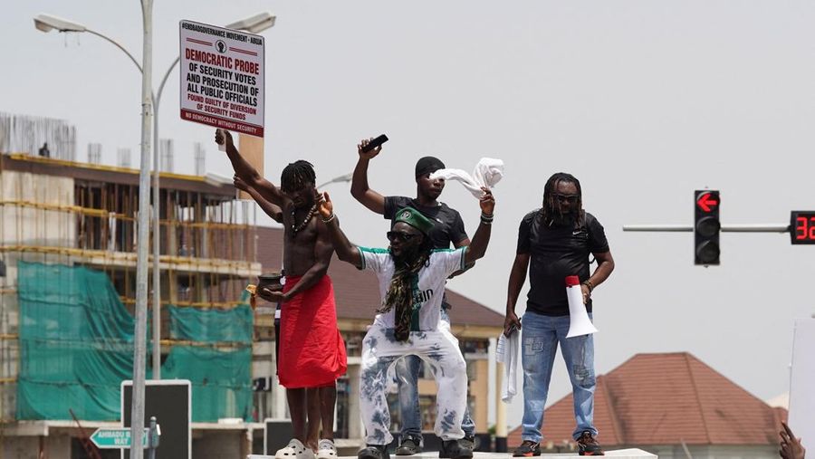 Para demonstran melakukan unjuk rasa memperingati Hari Demokrasi di Abuja, Nigeria, Jumat (12/6/2026). (REUTERS/Marvellous Durowaiye)