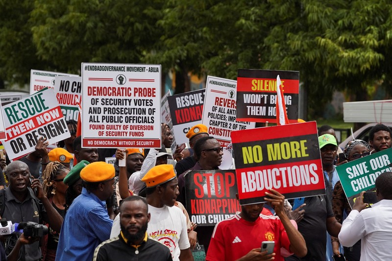 Para demonstran melakukan unjuk rasa memperingati Hari Demokrasi di Abuja, Nigeria, Jumat (12/6/2026).