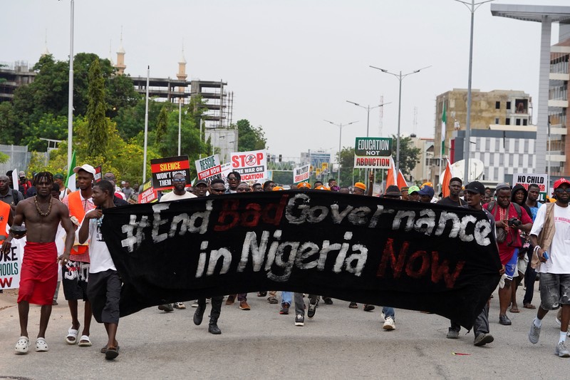 Para demonstran melakukan unjuk rasa memperingati Hari Demokrasi di Abuja, Nigeria, Jumat (12/6/2026).