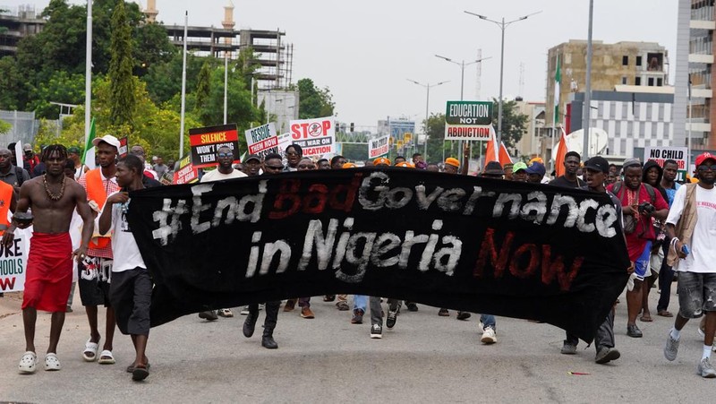 Para demonstran melakukan unjuk rasa memperingati Hari Demokrasi di Abuja, Nigeria, Jumat (12/6/2026).