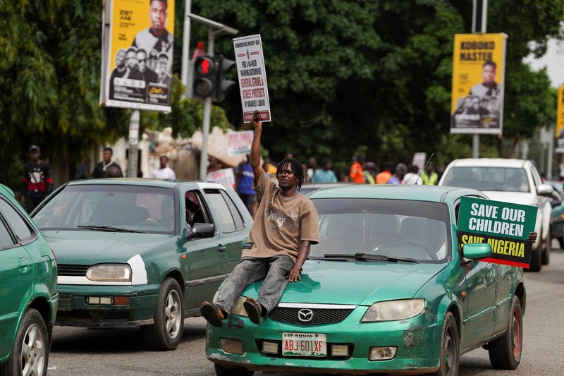 Para demonstran melakukan unjuk rasa memperingati Hari Demokrasi di Abuja, Nigeria, Jumat (12/6/2026).