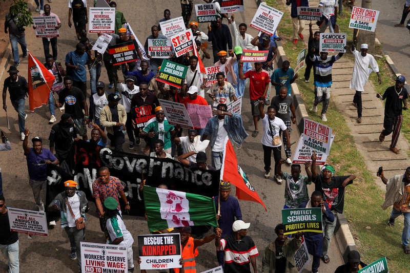 Para demonstran melakukan unjuk rasa memperingati Hari Demokrasi di Abuja, Nigeria, Jumat (12/6/2026).