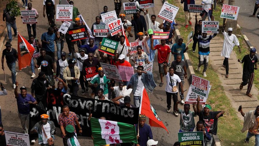 Para demonstran melakukan unjuk rasa memperingati Hari Demokrasi di Abuja, Nigeria, Jumat (12/6/2026).