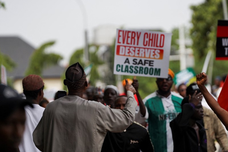 Para demonstran melakukan unjuk rasa memperingati Hari Demokrasi di Abuja, Nigeria, Jumat (12/6/2026).