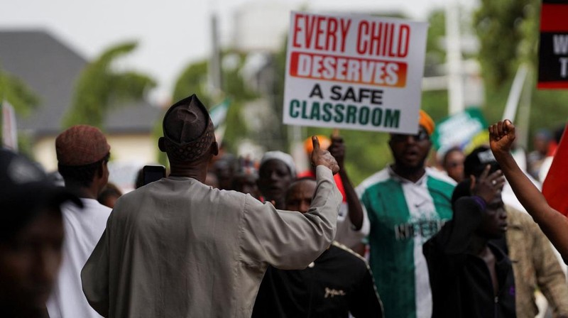 Para demonstran melakukan unjuk rasa memperingati Hari Demokrasi di Abuja, Nigeria, Jumat (12/6/2026).