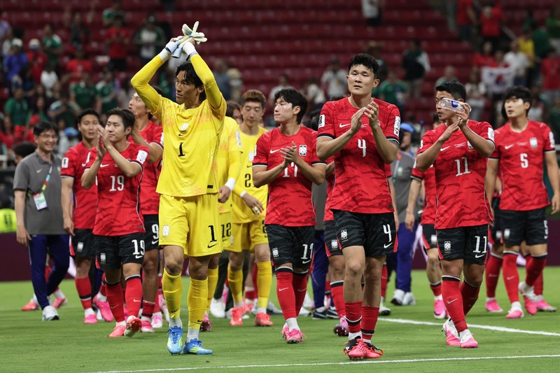 Para pemain South Korea national football team bertepuk tangan kepada para penggemar usai pertandingan melawan Czech Republic national football team pada laga Grup A FIFA World Cup 2026 di Estadio Guadalajara, Kamis (11/6/2026). (REUTERS/Amanda Perobelli)