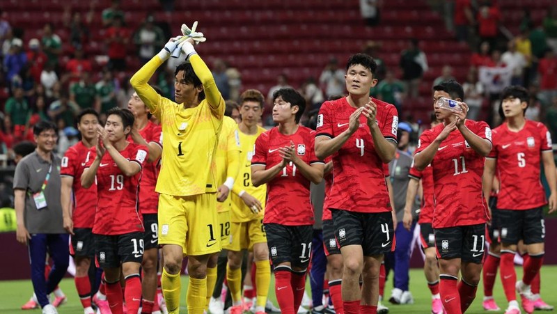 Para pemain South Korea national football team bertepuk tangan kepada para penggemar usai pertandingan melawan Czech Republic national football team pada laga Grup A FIFA World Cup 2026 di Estadio Guadalajara, Kamis (11/6/2026). (REUTERS/Amanda Perob
