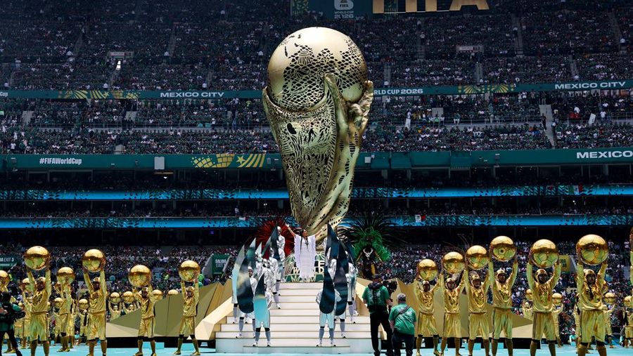Para penampil tampil dalam upacara pembukaan sebelum pertandingan Grup A FIFA World Cup 2026 antara Mexico national football team dan South Africa national football team di Estadio Azteca, Kamis (11/6/2026). (REUTERS/Kai Pfaffenbach)