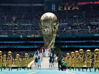 Para penampil tampil dalam upacara pembukaan sebelum pertandingan Grup A FIFA World Cup 2026 antara Mexico national football team dan South Africa national football team di Estadio Azteca, Kamis (11/6/2026). (REUTERS/Kai Pfaffenbach)