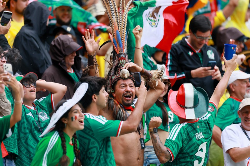Sepak Bola - Piala Dunia FIFA 2026 - Grup A - Meksiko vs Afrika Selatan - Estadio Azteca, Mexico City, Meksiko - 11 Juni 2026. Julian Quinones dari Meksiko merayakan gol pertamanya bersama rekan-rekan setimnya. (REUTERS/Kai Pfaffenbach)