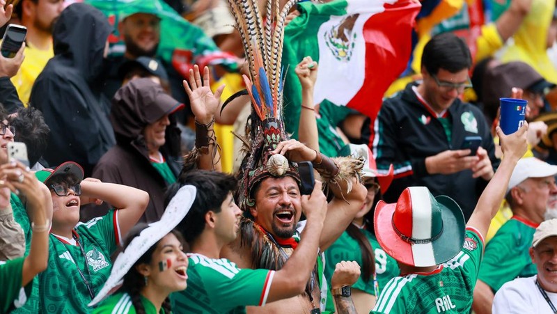 Para pendukung Mexico national football team merayakan gol kedua yang dicetak Raul Jimenez saat menghadapi South Africa national football team pada laga Grup A FIFA World Cup 2026 di Estadio Azteca, Kamis (11/6/2026).