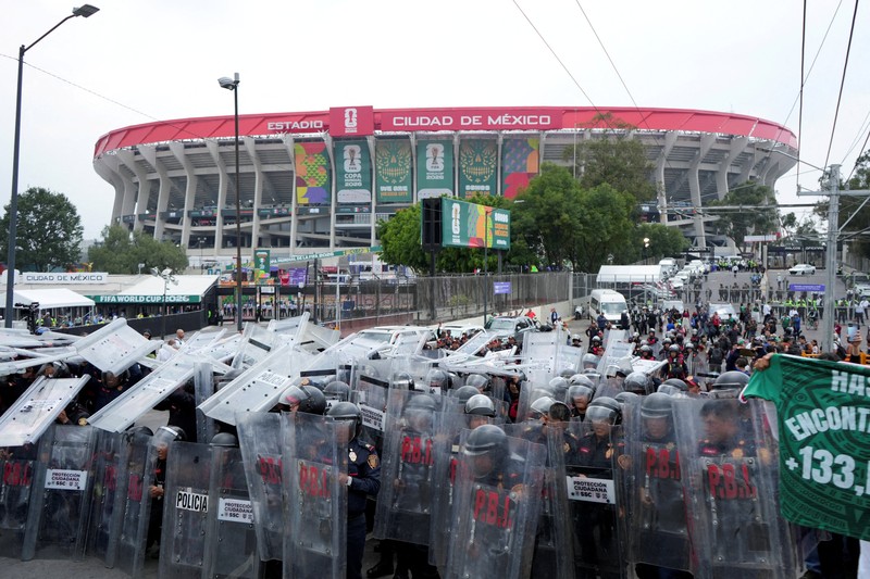 Para petugas polisi berjaga-jaga selama demonstrasi pada hari pertandingan pembukaan Piala Dunia FIFA 2026, di luar Stadion Azteca, di Mexico City, Meksiko, 11 Juni 2026. (REUTERS/Fred Ramos)