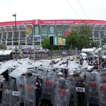 Para petugas polisi berjaga-jaga selama demonstrasi pada hari pertandingan pembukaan Piala Dunia FIFA 2026, di luar Stadion Azteca, di Mexico City, Meksiko, 11 Juni 2026. (REUTERS/Fred Ramos)