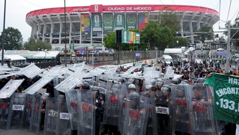 Para petugas polisi berjaga-jaga selama demonstrasi pada hari pertandingan pembukaan Piala Dunia FIFA 2026, di luar Stadion Azteca, di Mexico City, Meksiko, 11 Juni 2026. (REUTERS/Fred Ramos)