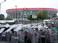 Para petugas polisi berjaga-jaga selama demonstrasi pada hari pertandingan pembukaan Piala Dunia FIFA 2026, di luar Stadion Azteca, di Mexico City, Meksiko, 11 Juni 2026. (REUTERS/Fred Ramos)
