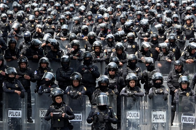 Para petugas polisi berjaga-jaga selama demonstrasi pada hari pertandingan pembukaan Piala Dunia FIFA 2026, di luar Stadion Azteca, di Mexico City, Meksiko, 11 Juni 2026. (REUTERS/Fred Ramos)