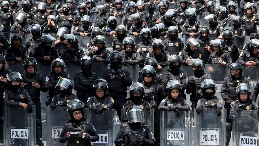 Para petugas polisi berjaga-jaga selama demonstrasi pada hari pertandingan pembukaan Piala Dunia FIFA 2026 di Mexico City, Meksiko, 11 Juni 2026. (REUTERS/Fred Ramos)