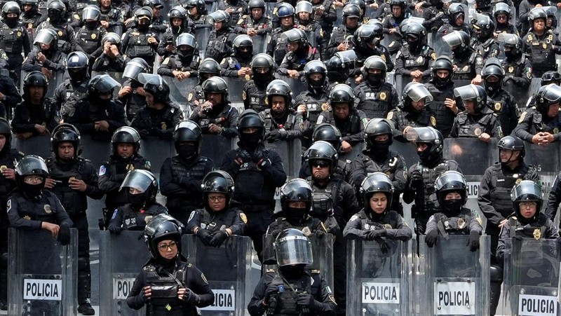 Para petugas polisi berjaga-jaga selama demonstrasi pada hari pertandingan pembukaan Piala Dunia FIFA 2026 di Mexico City, Meksiko, 11 Juni 2026. (REUTERS/Fred Ramos)