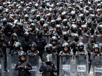 Para petugas polisi berjaga-jaga selama demonstrasi pada hari pertandingan pembukaan Piala Dunia FIFA 2026 di Mexico City, Meksiko, 11 Juni 2026. (REUTERS/Fred Ramos)