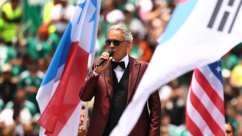 Penyanyi Andrea Bocelli tampil sebelum pertandingan Grup A FIFA World Cup 2026 antara Mexico national football team dan South Africa national football team di Estadio Azteca, Kamis (11/6/2026).