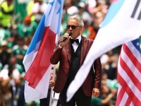 Penyanyi Andrea Bocelli tampil sebelum pertandingan Grup A FIFA World Cup 2026 antara Mexico national football team dan South Africa national football team di Estadio Azteca, Kamis (11/6/2026). (REUTERS/Kai Pfaffenbach)