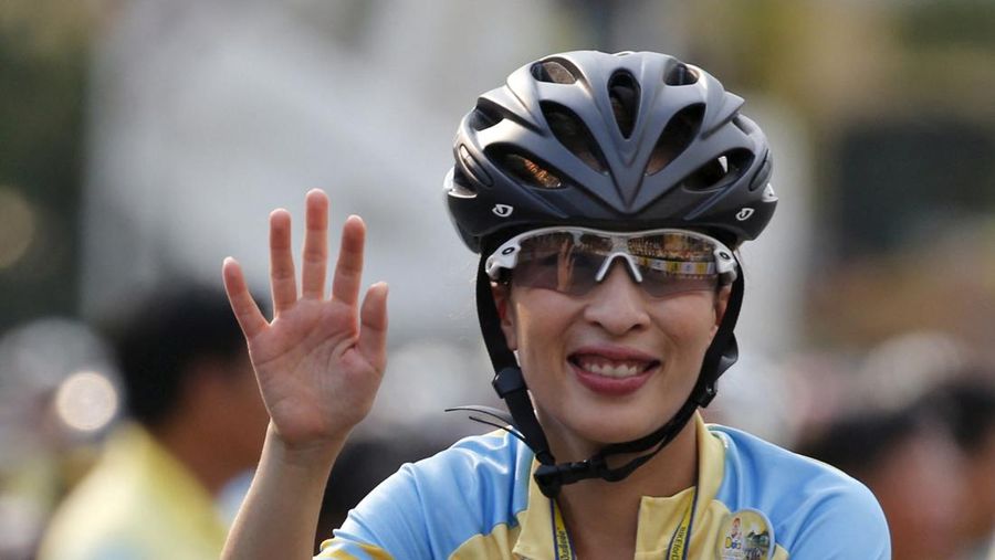 Putri Bajrakitiyabha dari Thailand melambaikan tangan kepada kerumunan saat ia bersepeda dalam acara