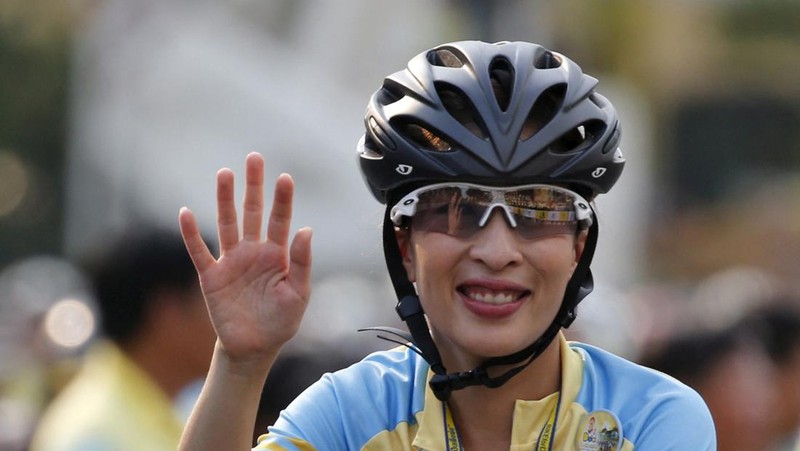 Putri Bajrakitiyabha dari Thailand melambaikan tangan kepada kerumunan saat ia bersepeda dalam acara