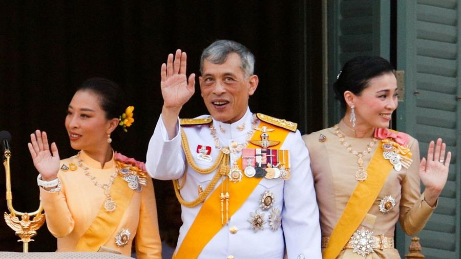 Raja Thailand Maha Vajiralongkorn, Ratu Suthida, dan Putri Bajrakitiyabha melambaikan tangan dari balkon Aula Suddhaisavarya Prasad di Istana Besar tempat raja memberikan audiensi publik untuk menerima harapan baik dari rakyat di Bangkok, Thailand, 6