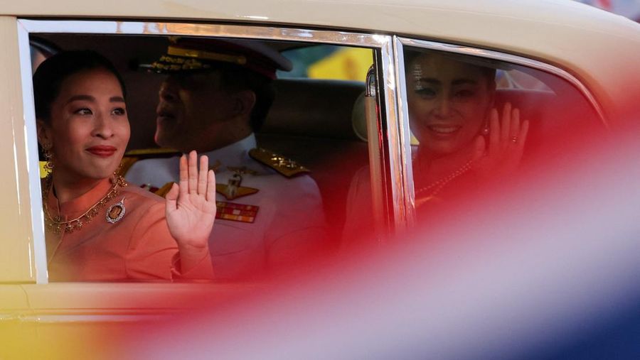 Raja Thailand Maha Vajiralongkorn, Ratu Suthida, dan Putri Bajrakitiyabha tiba sebelum upacara keagamaan di Istana Agung di Bangkok, Thailand, 1 November 2020.