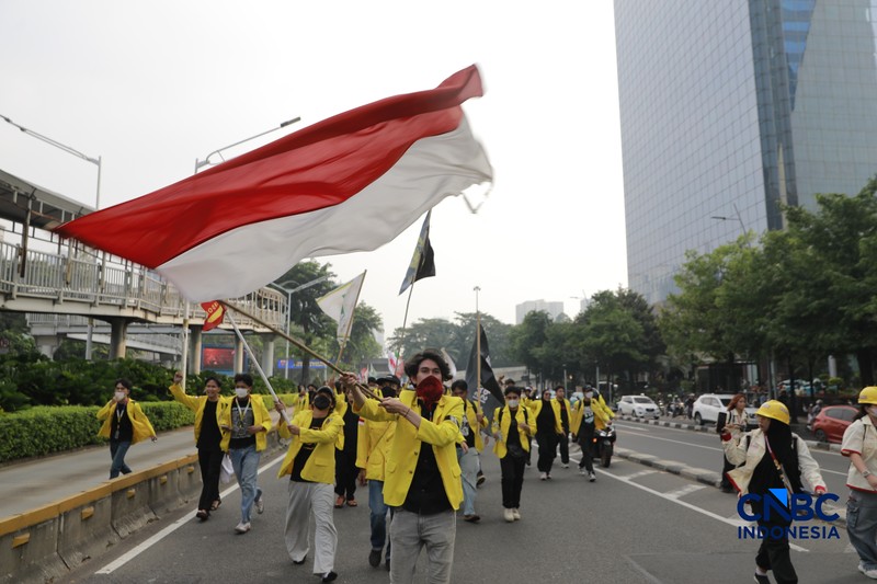 Ratusan Mahasiswa Longmarch  dari senayan menuju Bundaran HI di Jakarta, Jumat (12/6/2026). (CNBC Idonesia/Muhammad Sabki)