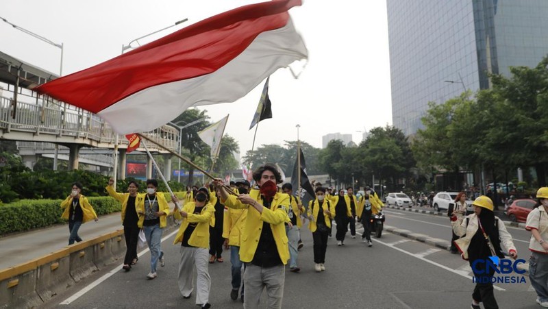 Ratusan Mahasiswa Longmarch  dari senayan menuju Bundaran HI di Jakarta, Jumat (12/6/2026). (CNBC Idonesia/Muhammad Sabki)