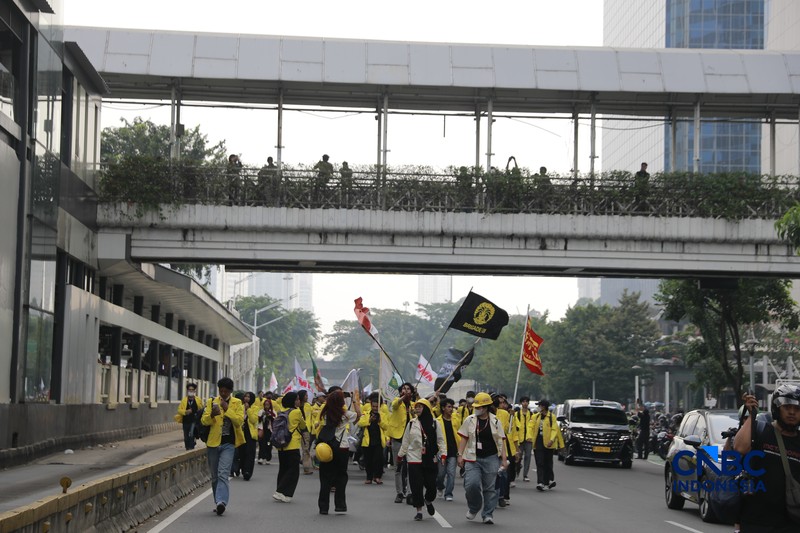 Ratusan Mahasiswa Longmarch  dari senayan menuju Bundaran HI di Jakarta, Jumat (12/6/2026). (CNBC Idonesia/Muhammad Sabki)