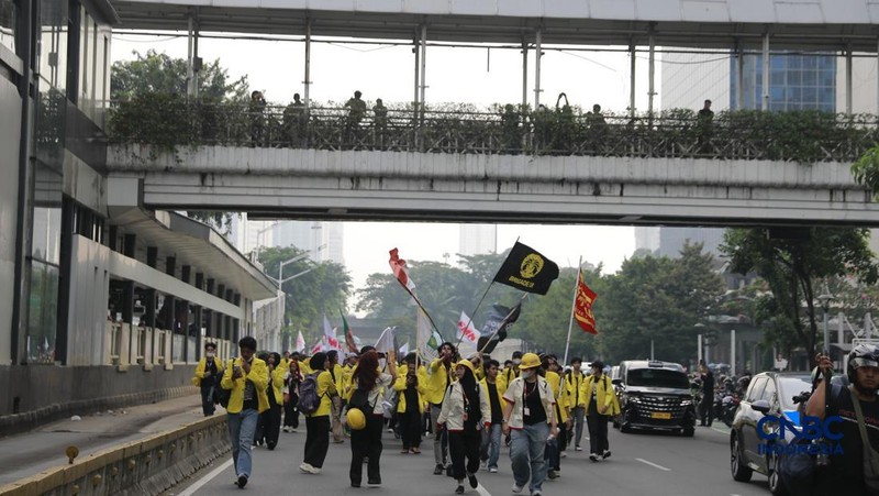 Ratusan Mahasiswa Longmarch  dari senayan menuju Bundaran HI di Jakarta, Jumat (12/6/2026). (CNBC Idonesia/Muhammad Sabki)